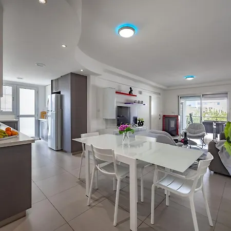 Vasileos Konstantinou Modern 2br With Balcony