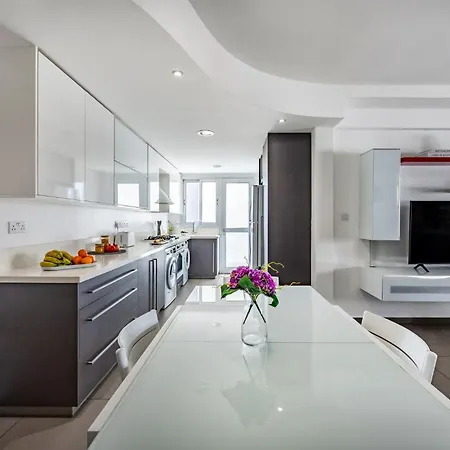 Vasileos Konstantinou Modern 2br With Balcony דירה *