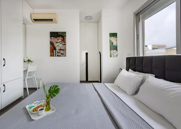 Vasileos Konstantinou Modern 2br With Balcony