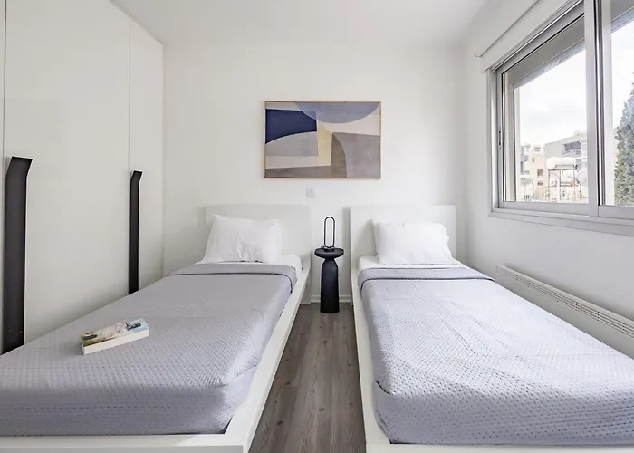 Vasileos Konstantinou Modern 2br With Balcony