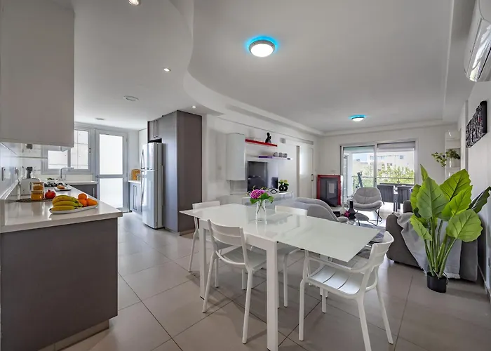 Vasileos Konstantinou Modern 2br With Balcony