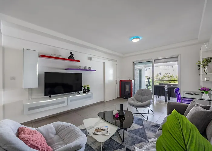 Vasileos Konstantinou Modern 2br With Balcony