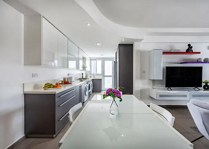 Vasileos Konstantinou Modern 2br With Balcony Appartement *